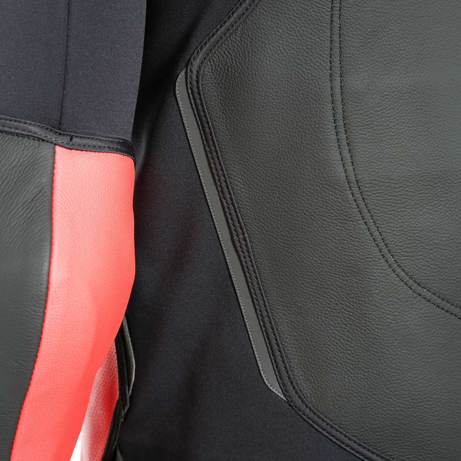 Dainese INTREPIDA Motorradjacke aus perforiertem Leder Schwarz Rot