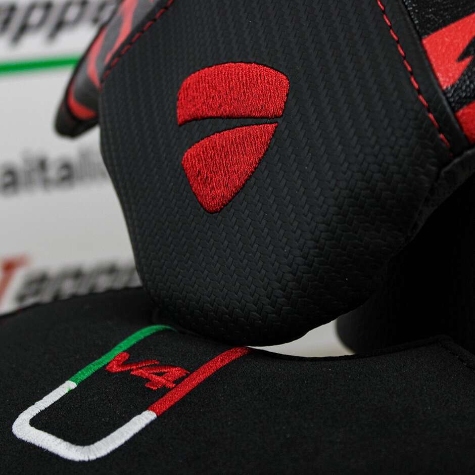 TPZ Italia Sitzbezug speziell für Ducati Streetfighter V4 (Modelljahre 2020–2024) mit Streifenmuster und Samt-Komfortsystem