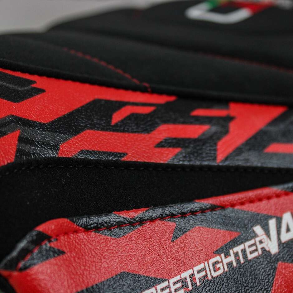 TPZ Italia Sitzbezug speziell für Ducati Streetfighter V4 (Modelljahre 2020–2024) mit Streifenmuster und Samt-Komfortsystem