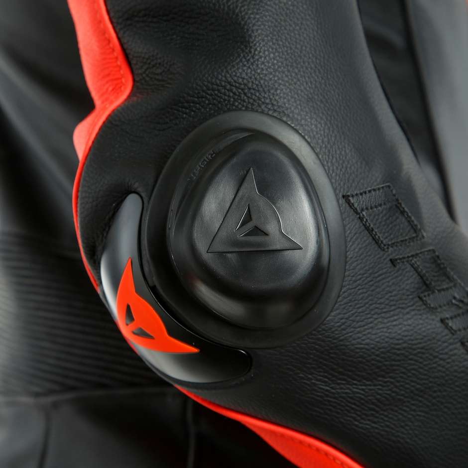 Voller Motorrad-Rennanzug aus Dainese LAGUNA SECA 5 1-teiliges perforiertes schwarz-rotes Leder
