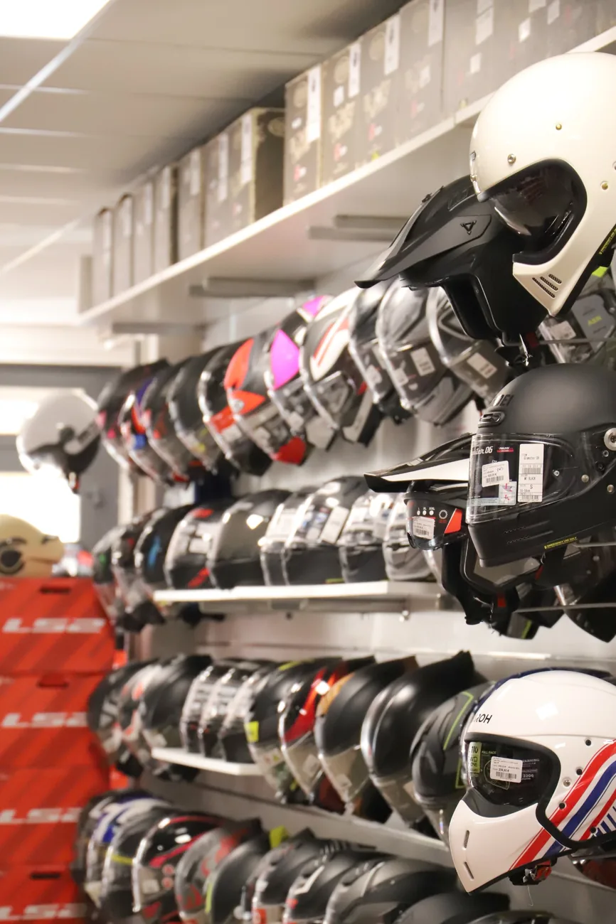 Wall of full-face and modular helmets