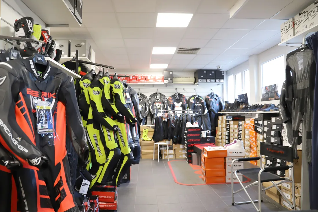 Inside the Outletmoto Florence store - photo 5